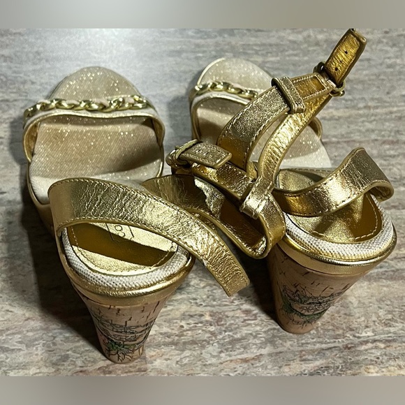 Coach Ellette open toe strapped wedge sandals with flowers 🌸 on the wedges - Picture 3 of 16